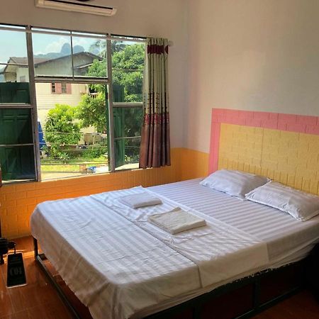 Army Barracks Guesthouse Vang Vieng Exteriör bild