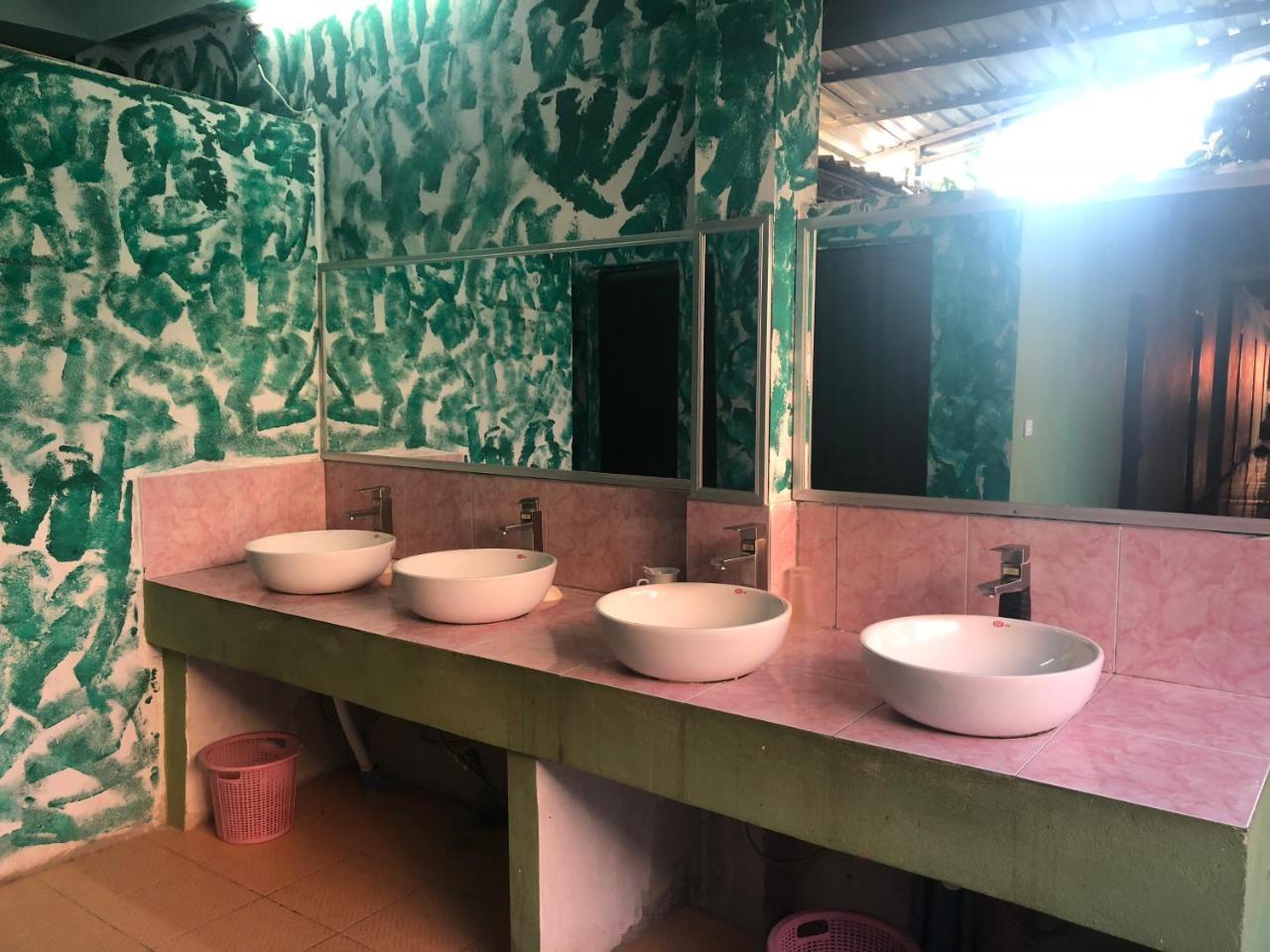 Army Barracks Guesthouse Vang Vieng Exteriör bild