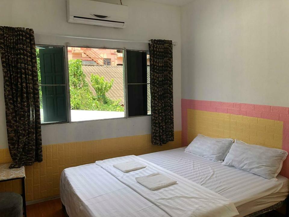 Army Barracks Guesthouse Vang Vieng Exteriör bild