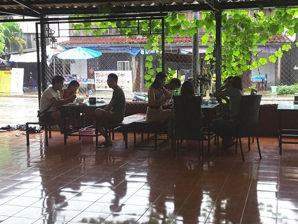 Army Barracks Guesthouse Vang Vieng Exteriör bild