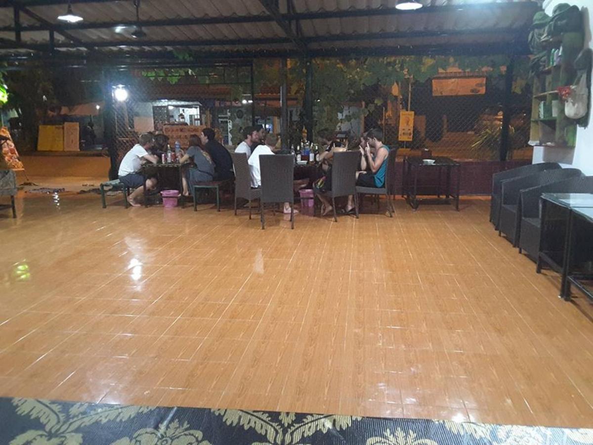 Army Barracks Guesthouse Vang Vieng Exteriör bild