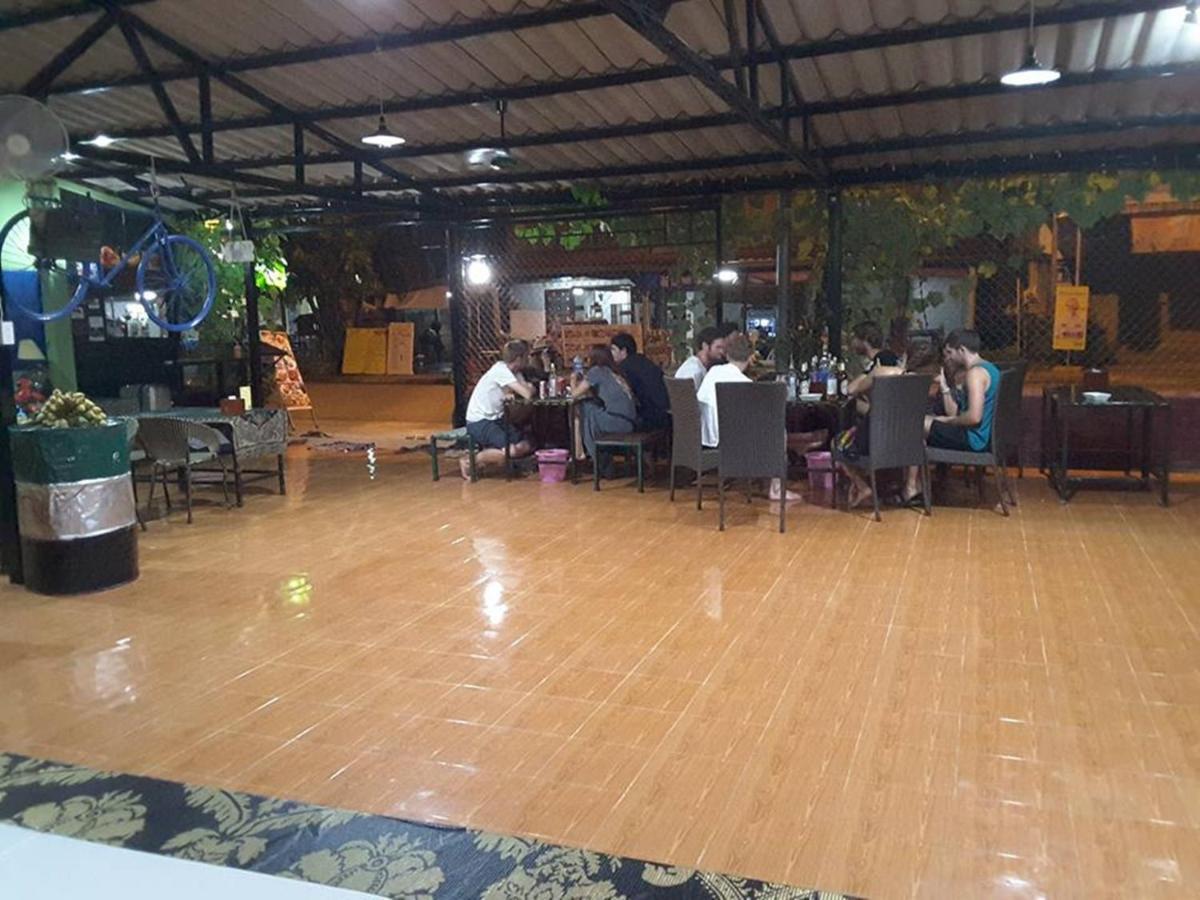 Army Barracks Guesthouse Vang Vieng Exteriör bild