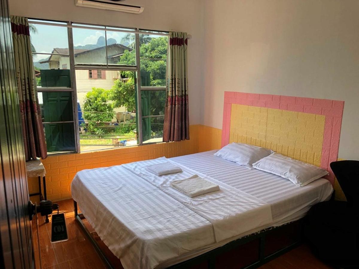 Army Barracks Guesthouse Vang Vieng Exteriör bild